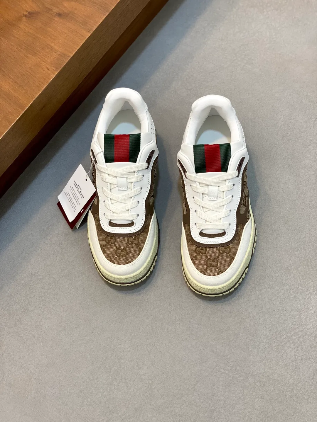 Men's Shoes 💰660 𝐆𝐮𝐜𝐜𝐢 𝐑𝐞-𝐖𝐞𝐛 As the first sneaker created by Sabato De Sarno for Gucci, the Re-Web series reinterprets the brand's classic stripes and sets off the modern silhouette design with bold and unique details. These shoes are crafted from white leather. This new sneaker is ingeniously decorated with many of the brand's classic details, and is equipped with a bright red and green webbing tongue, which will make people fall in love at first sight. White leather treated with a special process for softness and luster, with an embossed grainy texture. Script Gucci logo and interlocking G web label with Interlocking G and script Gucci logo. Rubber outsole with interlocking G detail eyelets. Web tongue. Size: 39-44 (customized for sizes 38 and 45)